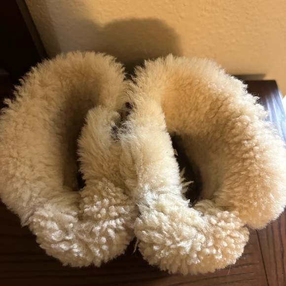 UGG Tan Boots with Cream Fur & Bow - Picture 4 of 7